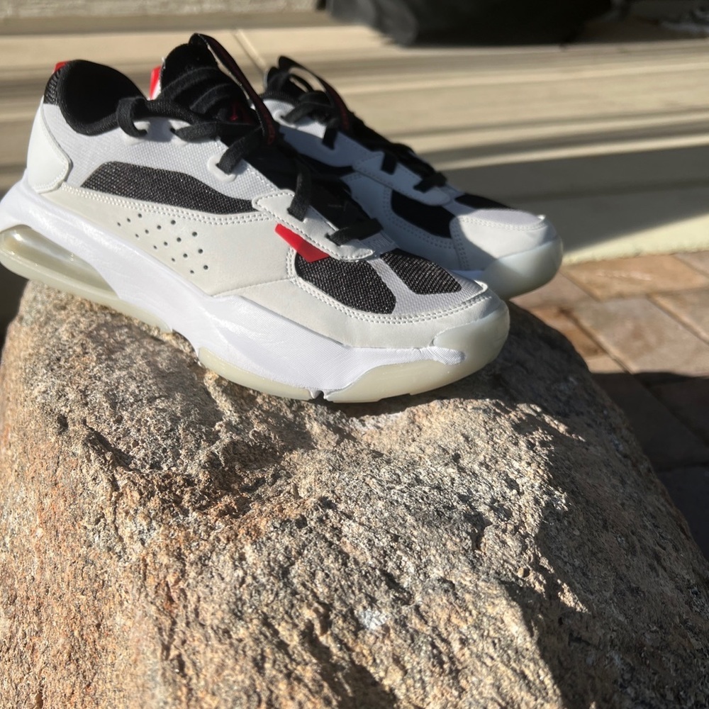 New size 9.5 Men’s Nike Air Jordan 200E